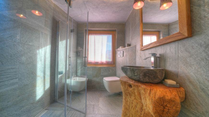 Salle de bain avec réducteurs de débit et autres dispositifs d'économie d'eau, hébergement rural respectueux de l'environnement dans la province de Belluno