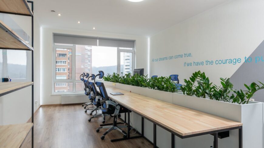 Table avec des plantes dans une salle de réunion